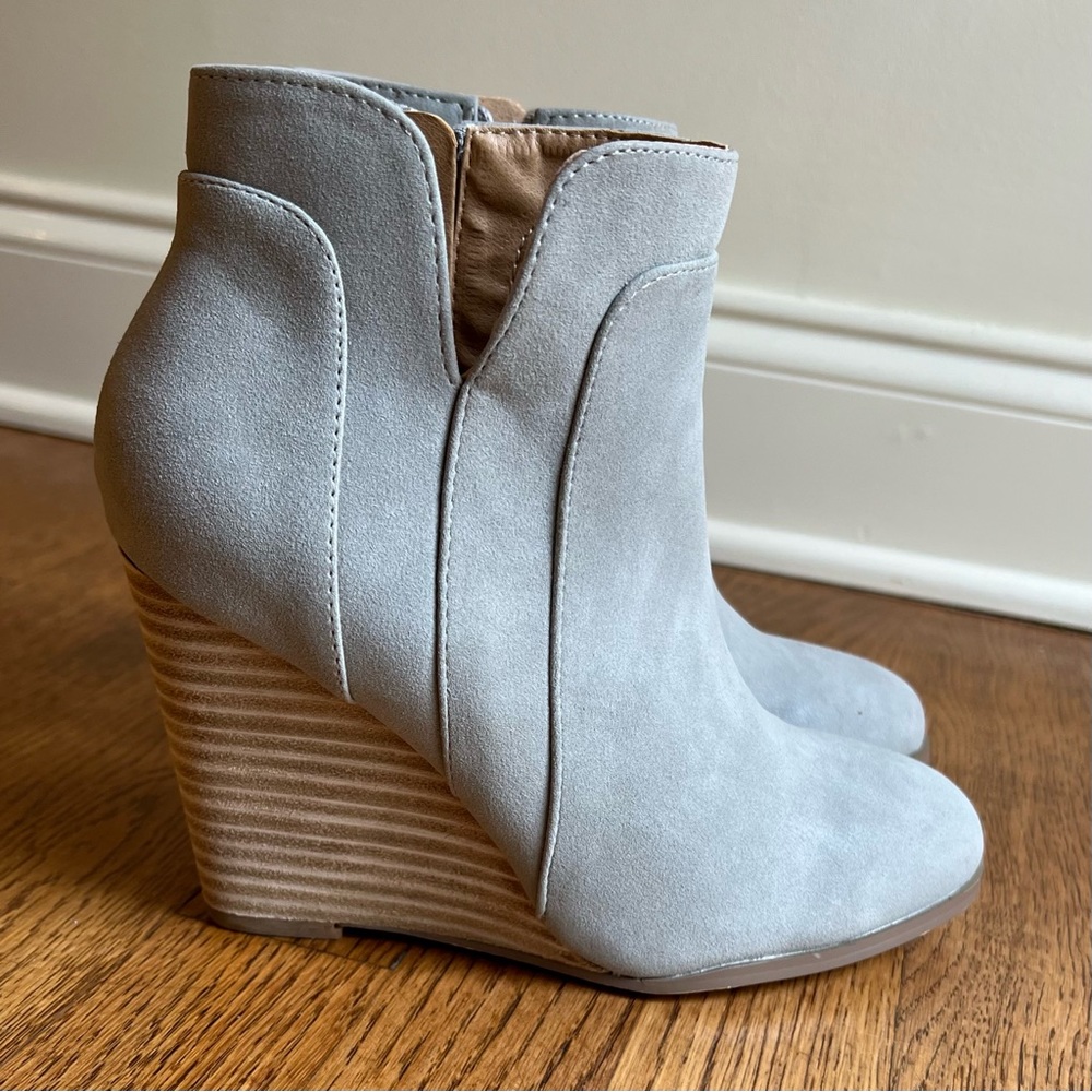 NWOT Ccocci Light Grey Suede Sydney Wedge Booties 7.5